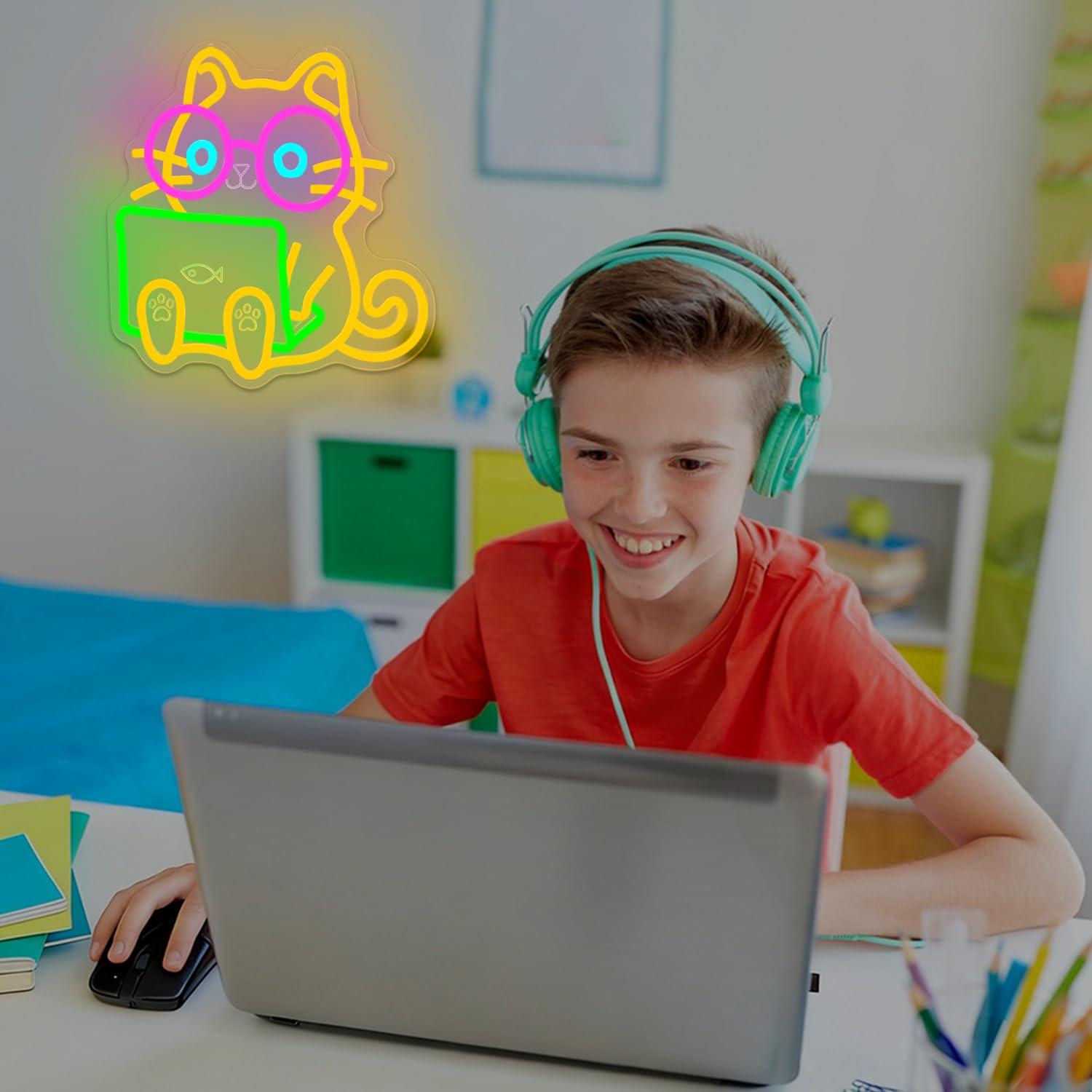 لافتة نيون على شكل قطة لأجهزة  - مراجعة Tech Office Wall وسعره